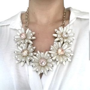 ❌SOLD❌ Beaded Flower Pearl Statement Necklace
